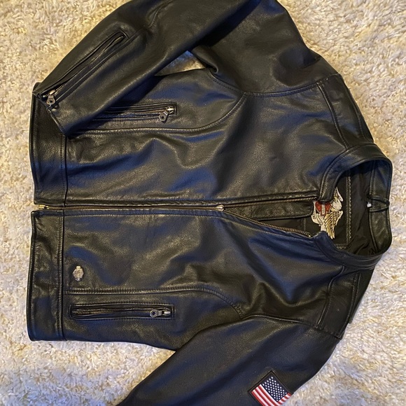 Harley-Davidson leather jacket. Excellent condition.Logo patch on back. Medium - Picture 10 of 17